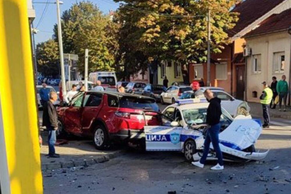 SAOBRAĆAJKA U VALJEVU: Policijsko vozilo potpuno uništeno (FOTO)