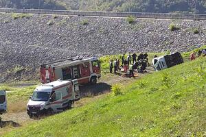 PENZIONERI POŠLI NA IZLET U MANASTIR PA SLETELI U AMBIS: Priveden vozač čiji se minibus survao kod brane Rovni, 3 se bori za život