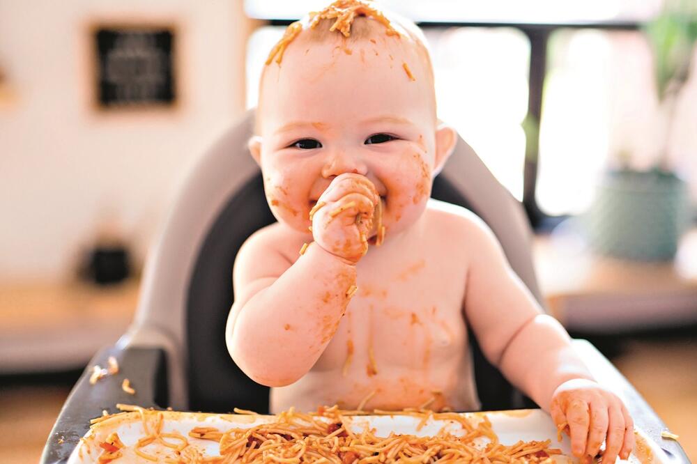 NAPORNO, ALI BESKRAJNO SIMPATIČNO! Evo kako da preživite bebine prve obroke za stolom, ZAJEDNO ĆETE SE TOME JEDNOM SMEJATI!