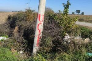 NOVO ZASTRAŠIVANJE SRBA NA KOSMETU: UČK grafit ispisan na banderi u selu Sušica
