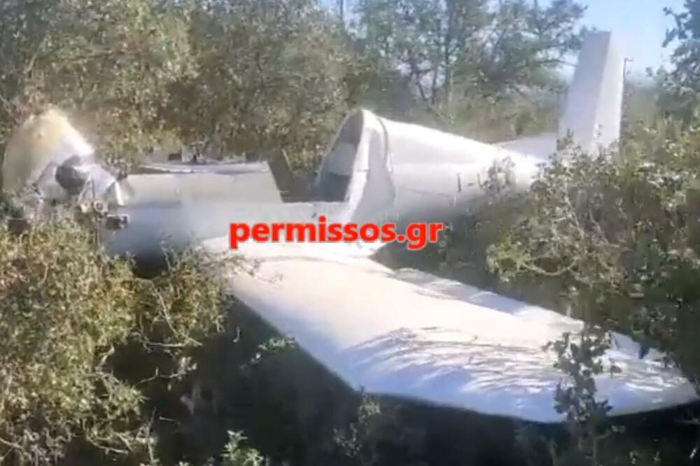 TRAGEDIJA U GRČKOJ! SRUŠIO SE AVION NA AUTO-PUT: Pilot poginuo u nesreći! (VIDEO)
