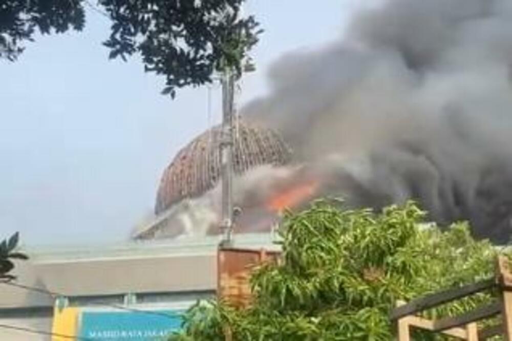 DRAMATIČNO! Urušila se velika kupola džamije u Džakarti (VIDEO)
