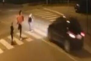 ZASTRAŠUJUĆI SNIMAK IZ ŠAPCA! Video majku s troje dece na pešačkom i nije hteo da stane, pa udario dečaka (VIDEO)
