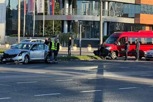 SAOBRAĆAJKA U NOVOM BEOGRADU: Mini-bus udario u auto, pa se zakucao u banderu, više povređenih (FOTO)