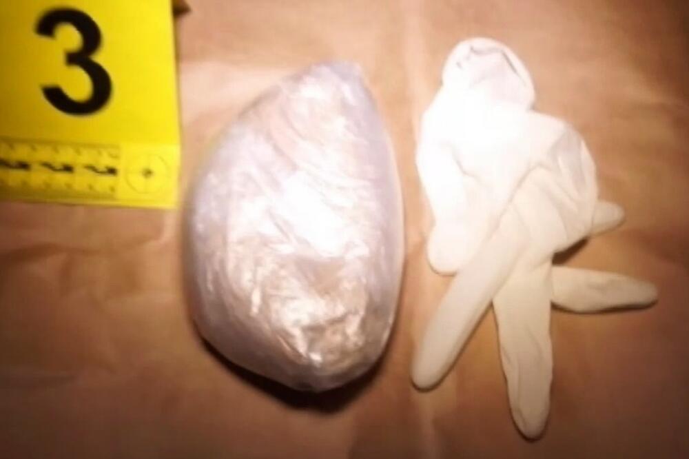 UHAPŠENA DVA DILERA IZ BEOGRADA: Policija zaplenila heroin i marihuanu, drogu prodavali na ulici