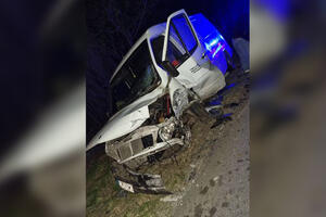 TEŠKA SAOBRAĆAJKA KOD KOVINA: Auto preticao kamion na punoj liniji, pa se zakucao u kombi! Više povređenih