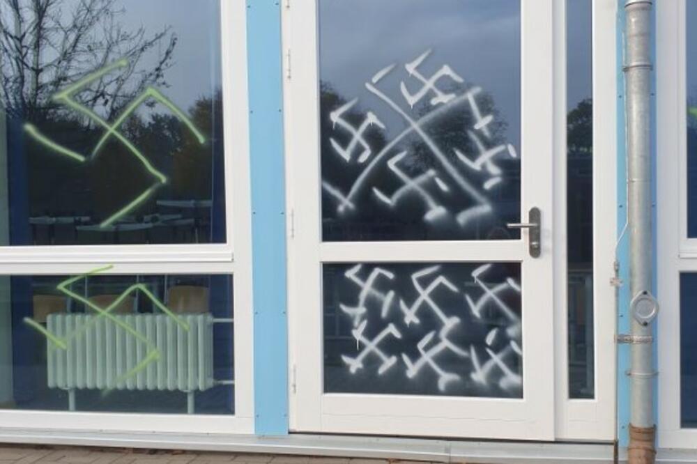 DIVLJANJE NEONACISTA U HAMBURGU: Na školi koja nosi ime žrtve Hitlerovog režima iscrtali 106 kukastih krstova i nacističke parole