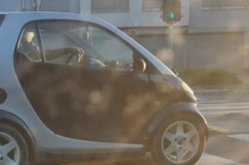 VELIČINA NIJE BITNA! ŠTA SVE MOŽE SMART: Vozač s Petrovaradina seo u najmanji auto, ali ga napakovao do vrha! (FOTO)