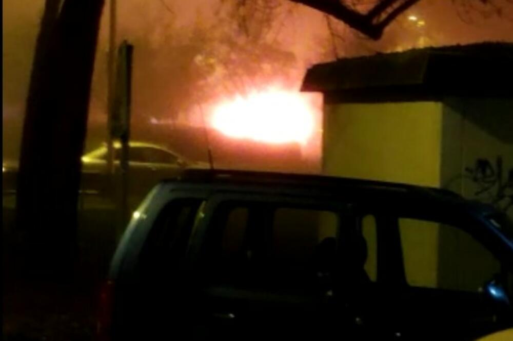 DRAMA U ZAGREBU: Automobil se zapalio na parkingu, vatra prešla na sedam drugih vozila
