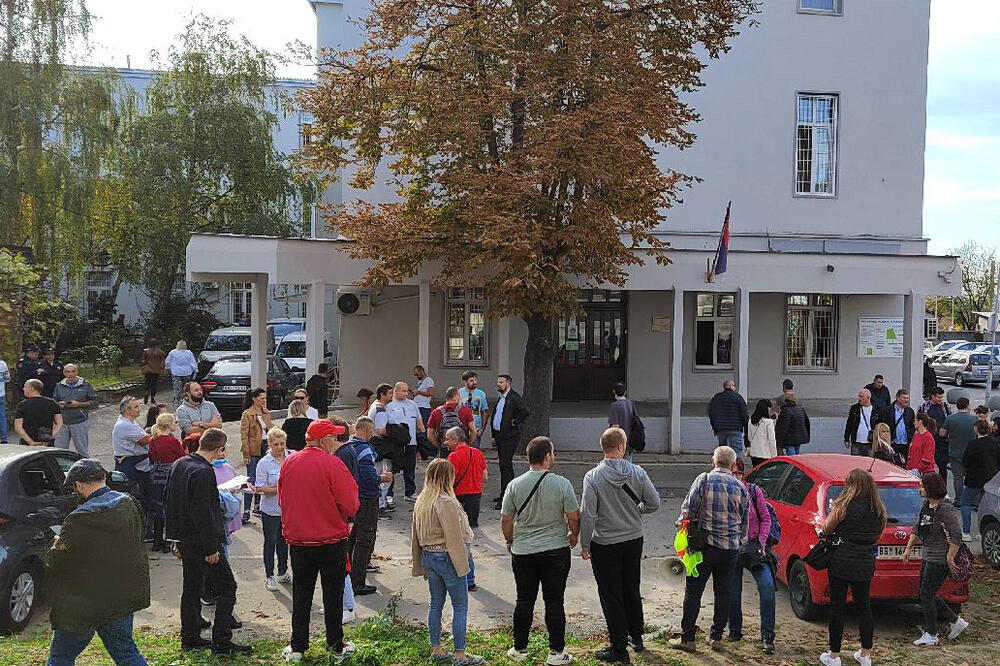 PROTESTNA ŠETNJA ZAPOSLENIH NA KLINICI "LAZA LAZAREVIĆ": Traže smenu direktorke