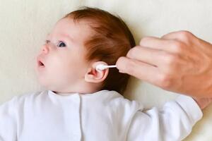 BEZBEDNO ZA DECU: Evo kako da bebi očistite uši, a da je ne povredite!