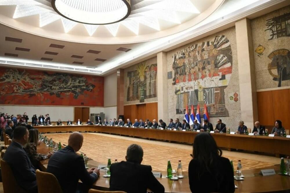 PODRŠKA SRBIMA NA KOSOVU I METOHIJI! Oglasio se predsednik Vučić posle hitnog sastanka u Palati Srbija (FOTO)