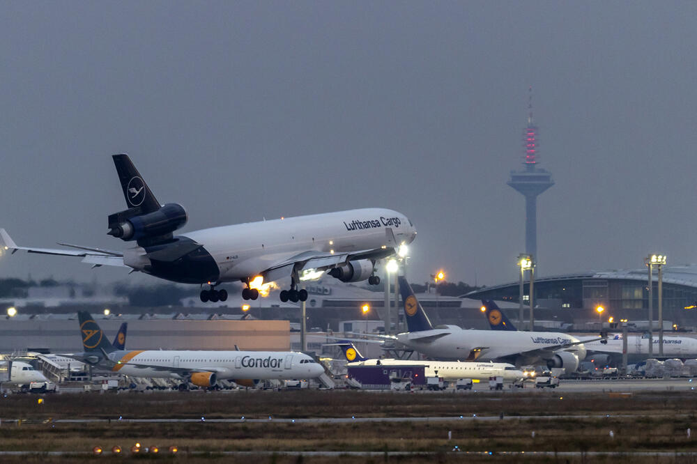 OTKRIVEN KRIVAC ZA KOLAPS NA AERODROMU U FRANKFURTU: Bager presekao optičke kablove! Nastao haos na letovima