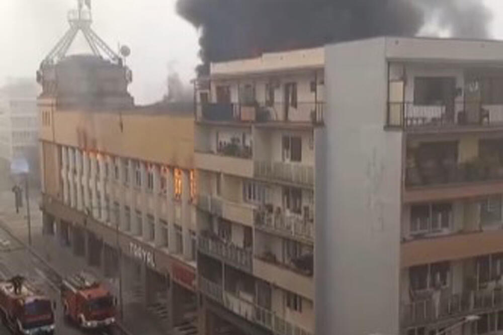 PRVI SNIMAK POŽARA U KRUŠEVCU: Vatra guta robnu kuću! Oblak dima prekrio deo grada