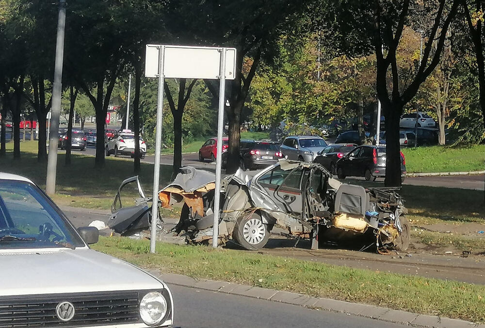 auto potpuno smrskan nakon silovitog udarca
