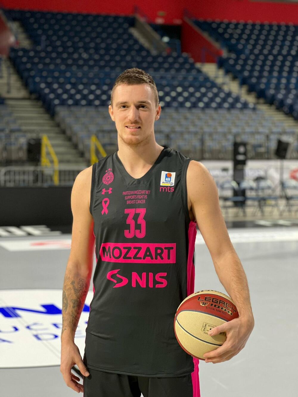 Danilo Anđušić, dres, crno-roze dres, rak dojke