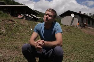STUDENT GENERACIJE NEMANJA BATALIO GRAD I PREŠAO NA SELO: Poveo ženu i decu u selo sa 15 duša, pa se prihvatio posla u toru VIDEO