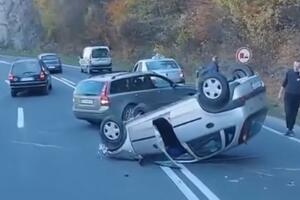 AUTO NA KROVU, VOZAČI OBILAZE: Saobraćajna nesreća na magistrali kod Užica! (VIDEO)