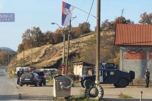 OKLOPNA VOZILA I SPECIJALCI S DUGIM CEVIMA NA ULAZU U LEPOSAVIĆ: Kruže džipovima i Srbima dele Kurtijeve ukore! (FOTO)