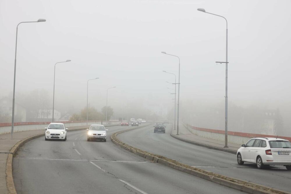 AMSS UPOZORAVA: Kiša, mokri kolovozi i magla! Vozite pažljivo