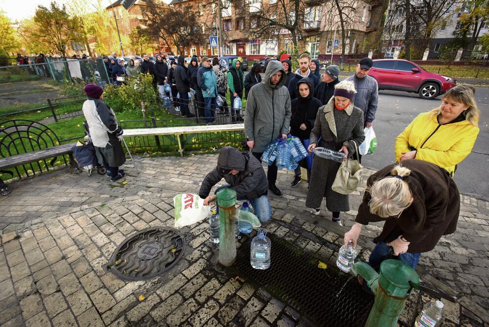 Red za vodu na javnoj česmi: Predgrađe Kijeva
