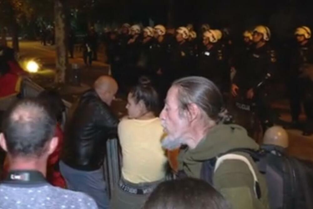 NOVI PROTESTI U PODGORICI: Pokušali da sruše zaštitnu ogradu, uzvikuju uvredljive parole ispred Skupštine! (VIDEO)