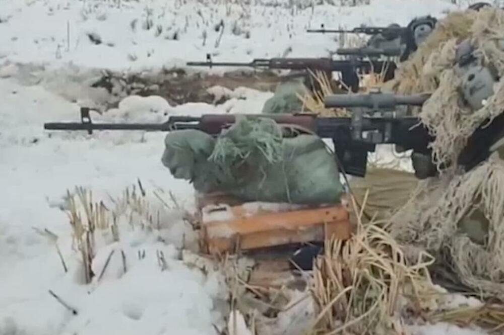 OVAKO SE RUSKI SNAJPERISTI PRIPREMAJU ZA RAT U UKRAJINI: Vežbaju pucanje iz ruskih i NATO snajpera PO CIČI ZIMI! (VIDEO)
