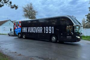 SKANDAL U VUKOVARU TRESE BIVŠU JUGOSLAVIJU: Fudbalski klub Vukovar promovisao klupski autobus sa RATNIM MOTIVIMA (FOTO)