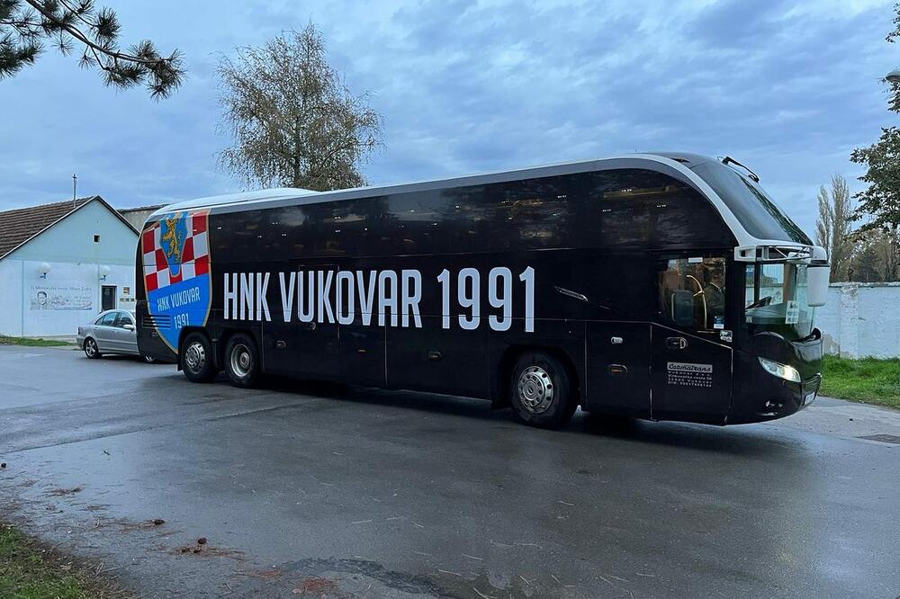SKANDAL U VUKOVARU TRESE BIVŠU JUGOSLAVIJU: Fudbalski klub Vukovar promovisao klupski autobus sa RATNIM MOTIVIMA (FOTO)