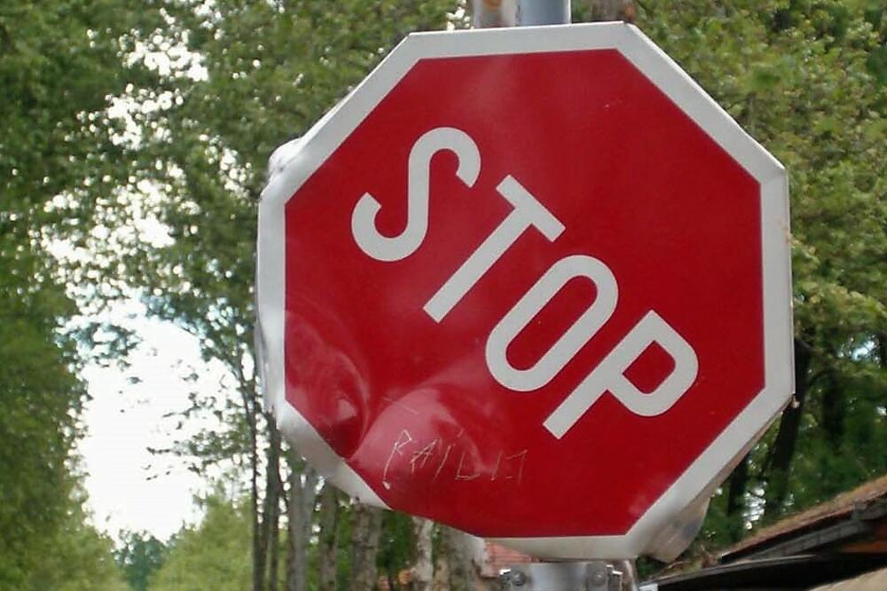 NESTALO 37 SAOBRAĆAJNIH ZNAKOVA: Veliki broj signalizacije van upotrebe na lozničkim putevima, najopasnije kada nestane znak STOP!