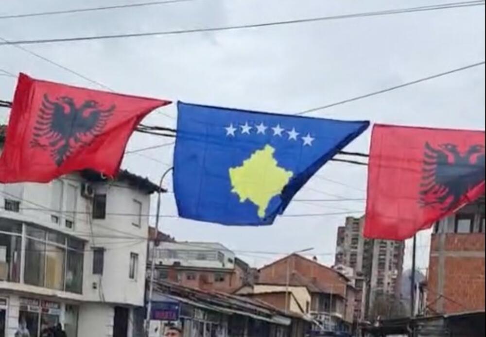 Kosovska Mitrovica, albanska zastava, Severna Mitrovica