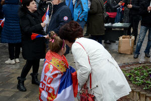 NAJLEPŠA SLIKA IZ MITROVICE: Ovako se Srbija voli odmalena! Devojčica ogrnuta srpskom trobojkom svima ukrala srce! (FOTO)