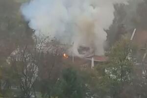 ČITAOCI KURIRA JAVLJAJU, BUKTI NA VIDIKOVCU! Kuća u plamenu, iz nje kulja gust dim! Gori krov u blizini Garden centra (VIDEO)