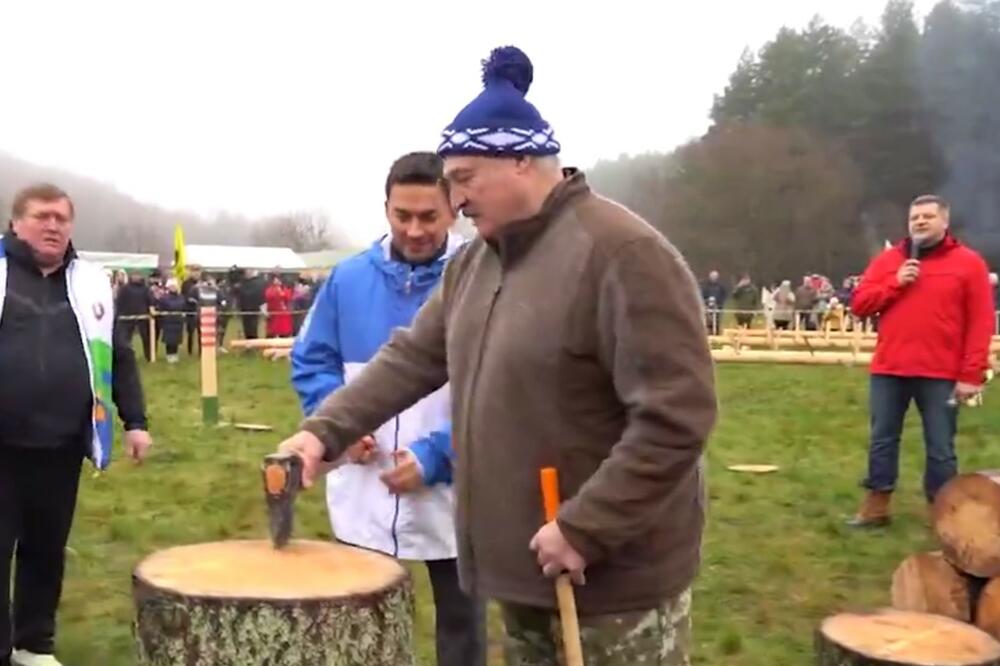 LUKAŠENKO POSETIO PRVENSTVO U CEPANJU DRVA: Uzeo sekirče u ruke, pa poslao poruku Evropi (VIDEO)