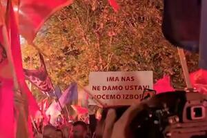 NOVI PROTEST U PODGORICI! ZAHTEVI: Povlačenje izmena Zakona o predsedniku Crne Gore i vanredni parlamentarni izbori! (VIDEO)