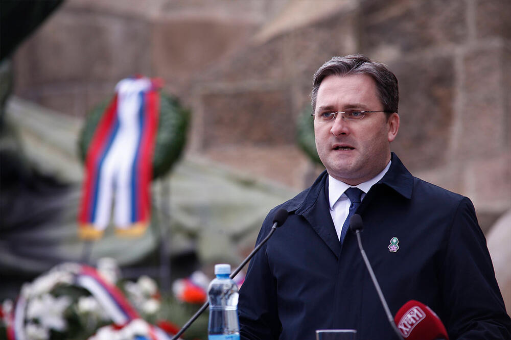 SEĆANJE NA POGINULE VOJNIKE: Ministar Selaković položio venac na Spomenik neznanom junaku na Avali
