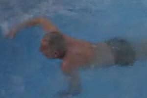 MIĆA POKAZAO DA JE U PUNOJ SNAZI! Pevač skočio u bazen, mlađi zadrugari mu pozavideli (VIDEO)