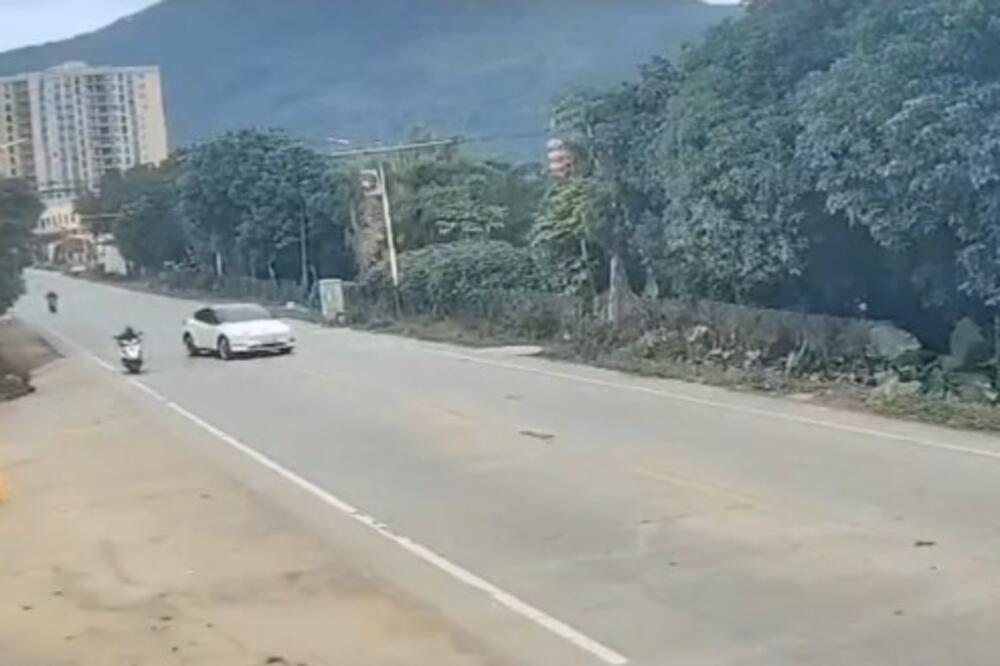 TESLA UBICA: Automobil iznenada PODIVLJAO, tokom sumanute vožnje ubio dvoje ljudi! VOZAČ NIJE IMAO KONTROLU (UZNEMIRUJUĆI VIDEO)