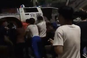 HAOS U KINESKOM GRADU GUANGDŽOU: Protesti zbog novih kovid mera, pobesneli građani se tuku sa policijom i RUŠE BARIKADE (VIDEO)