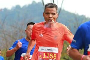 PALIO CIGARETU ZA CIGARETOM CELA 42 KILOMETRA: Kinez pušio dok je trčao maraton, pa postao svetski hit!