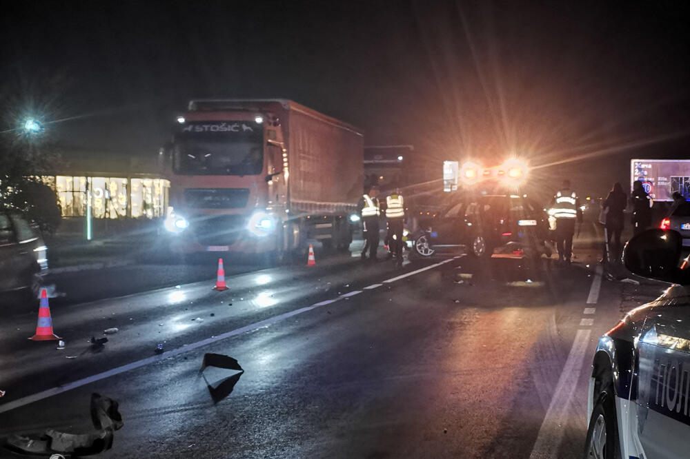 DELOVI VOZILA RASUTI PO PUTU: Lančani sudar 2 automobila i kamiona na Ibarskoj, teže povređene majka i ćerka (FOTO)