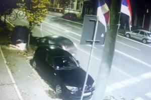 ŽESTOK SUDAR U VRŠCU: Automobil se od siline udarca odbio i zakucao u parkirano vozilo (VIDEO)