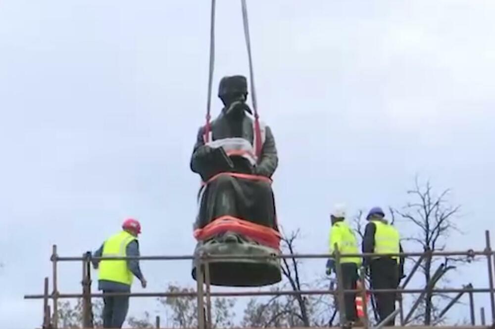 VUKOV SPOMENIK IDE U SMEDEREVO RADI RESTAURACIJE: Bronzana skulptura demontirana posle 85 godina