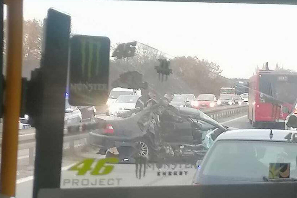 SUDAR NA OBRENOVAČKOM PUTU: Automobil BMW naleteo na gradski autobus, povređena dva tinejdžera