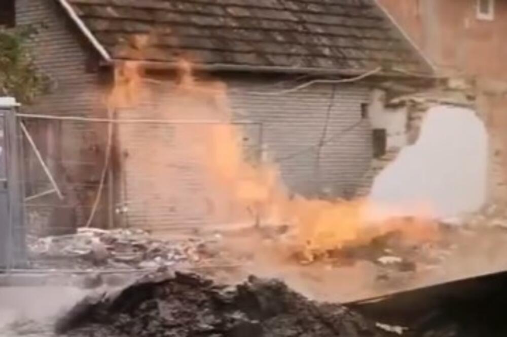 NESVAKIDAŠNJI PRIZOR U NOVOM SADU: Vatra kulja iz rupe u zemlji?! Evo šta se dešava u Zlatarićevoj ulici (VIDEO)
