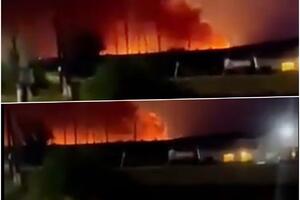 OBJAVLJEN NOVI SNIMAK GRANATIRANJA! Ukrajinci tvrde da je bombardovan ruski aerodrom: Nebo crveno, odjekuju EKSPLOZIJE (VIDEO)