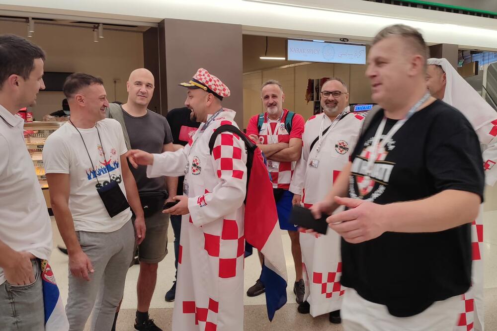 I TO SE DEŠAVA! Navijači Srbije i Hrvatske zagrljeni u Kataru, a o poruci koju su jedni drugima uputili, TEK ĆE SE PRIČATI! (FOTO)