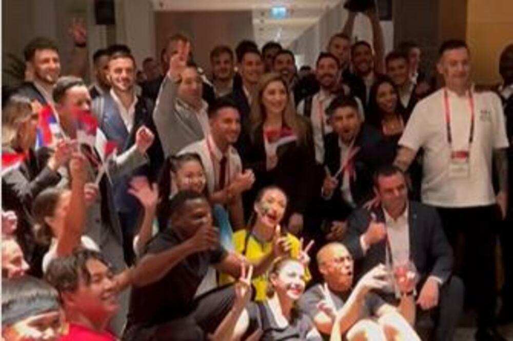 ORLOVI NISU SKIDALI OSMEH SA LICA: Fudbalerima Srbije priređen spektakularan doček u hotelu! (VIDEO)