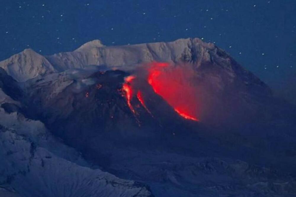 PEPEO I LAVA NAJAVA VELIKIH ERUPCIJA? Aktivirala se dva vulkana na dalekom istoku Rusije