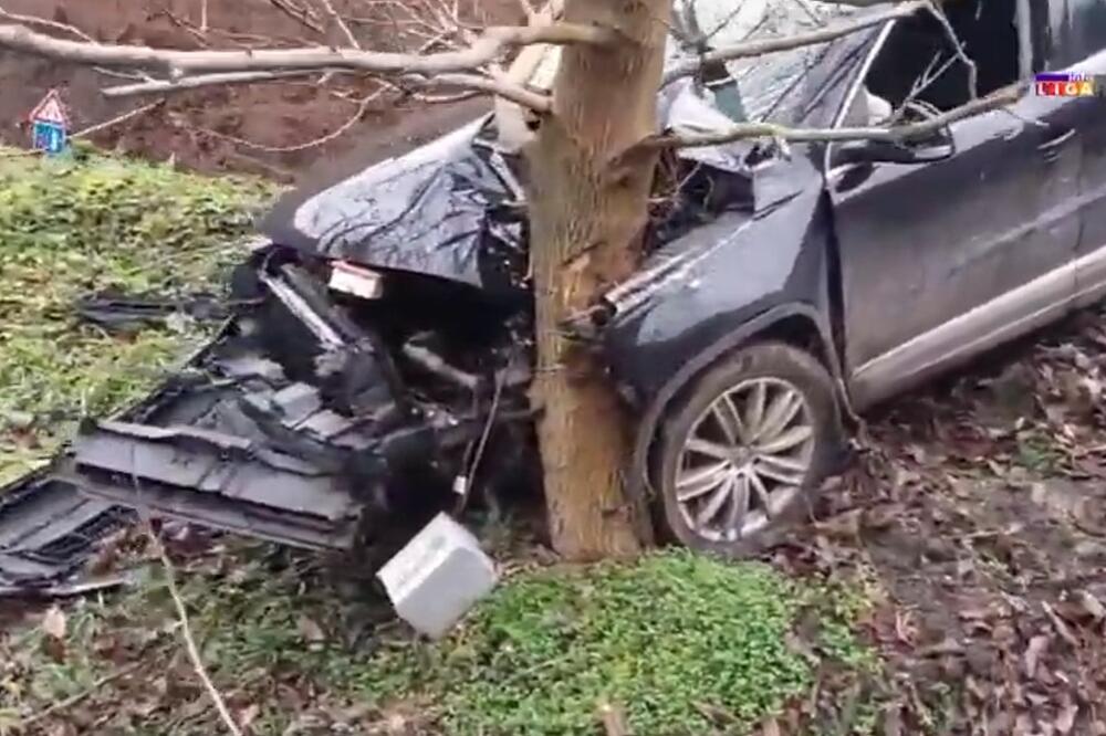 LUDOM SREĆOM ŽIVI! Tri mladića terencem sletela s puta i zakucala se u drvo, auto zgužvan (VIDEO)